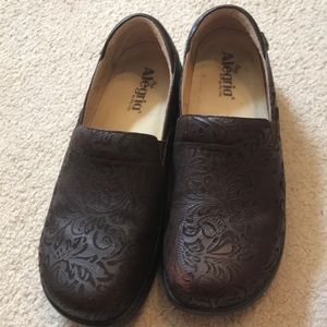 Alegria Keli brown embossed paisley professional